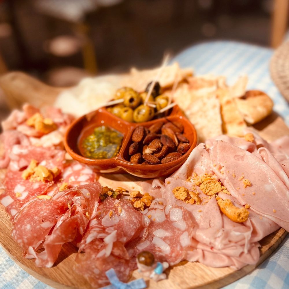 Borrelplank met Italiaanse salumi, olijven en amandelen