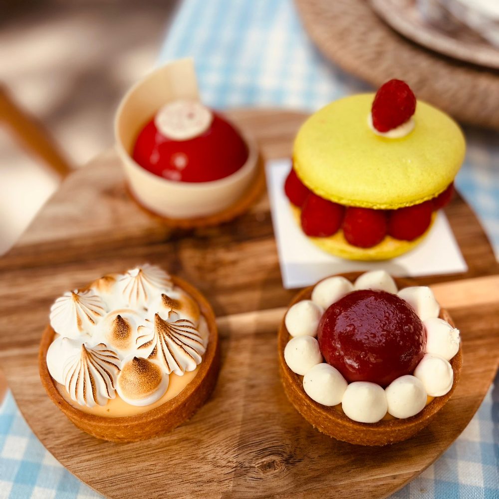 Italiaans gebak met framboos, meringue en citroen